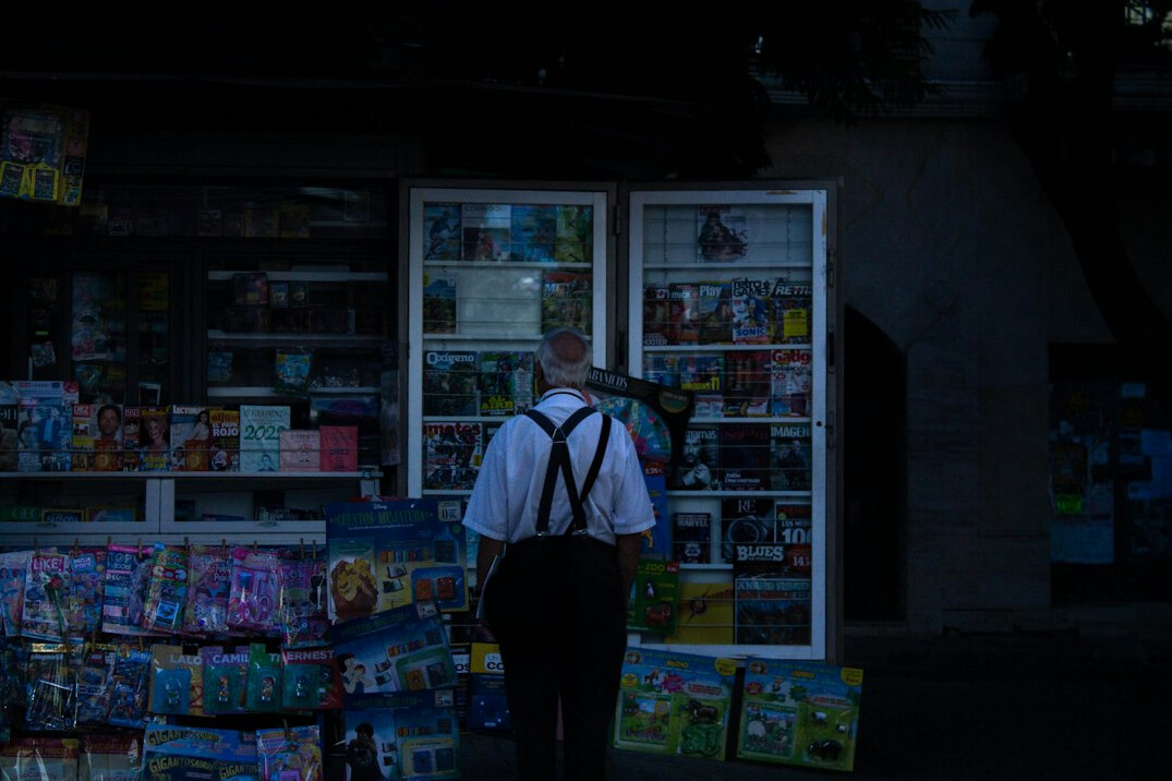 store detective catching thief